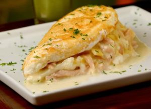 1 dose de Whey Protein 4 claras de ovo 1 gema 2 fatias de peito de peru 1 colher de queijo minas frescal ou cottage picado 1 colher de café rasa de sal marinho Preparo Misture as claras e a gema numa vasilha; Acrescente o Whey Protein, o peito de peru, o queijo e o sal; Pré-aqueça uma frigideira antiaderente untada e coloque a mistura Deixe até dourar; Sirva em seguida acompanhado de salada.